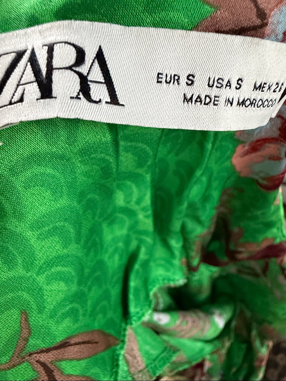 Zara floral print satin slip dress spaghetti straps and a ruched V-neckline. - Picture 7 of 8